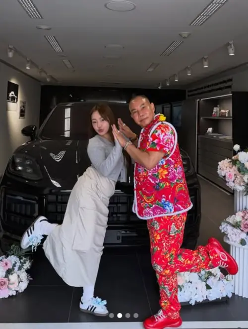 ▲吊車大王女兒的IG裡還有其他張父女合照，看得出來親子感情很好。（圖／翻攝自IG@cranedoll__98）