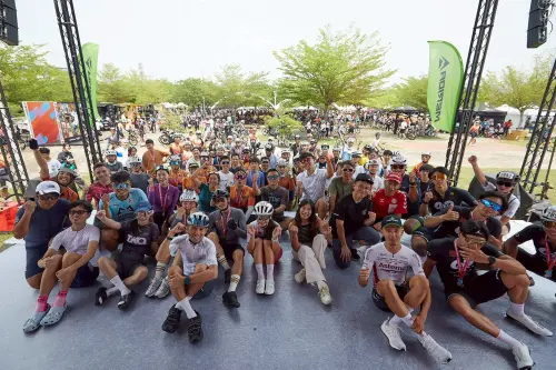 ▲選手、藝人、KOL及現場車友一同合影，相約明年彰化見。(圖/美利達提供)