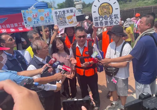 ▲氣象署署長呂國臣、預報中心副主任伍婉華，今日在拱天宮廟埕進行現場氣象播報。（圖／中央氣象署提供）