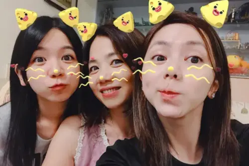 ▲鄧紫棋的媽媽（中）看起來還相當年輕，母女3人感情很好。（圖／翻攝自鄧紫棋IG@gem0816）