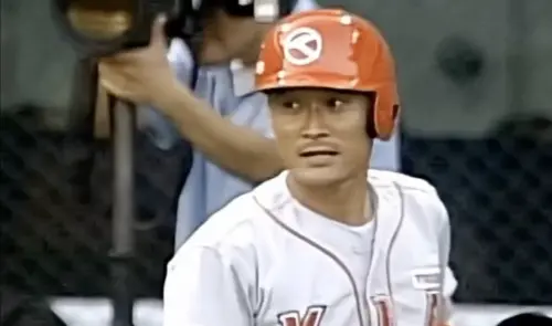 李政厚爸24年前開球爆爭議！李鍾範超大力揮棒險傷張娜拉還沒道歉