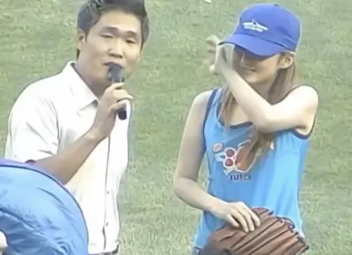 ▲張娜拉（右）當年還是個新人，被無禮對待後依然忍住驚嚇，微笑面對。（圖／Threads@heojeachang）