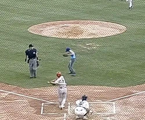 ▲張娜拉（藍色帽子）差點被球K到，整個人驚嚇到縮起來。（圖／Threads@heojeachang）