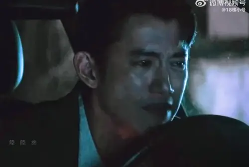 ▲▼吳慷仁拿打火機灼燒手掌上舊疤痕的戲，震撼不少觀眾。（圖／翻攝自微博）