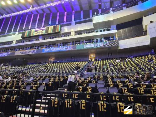 ▲林志傑引退主視覺以黑金為主色調，昨天引退賽第一日引退賽上送給球迷的衣服是藍色，今日則是黑金色為主體。（圖／記者黃建霖攝）