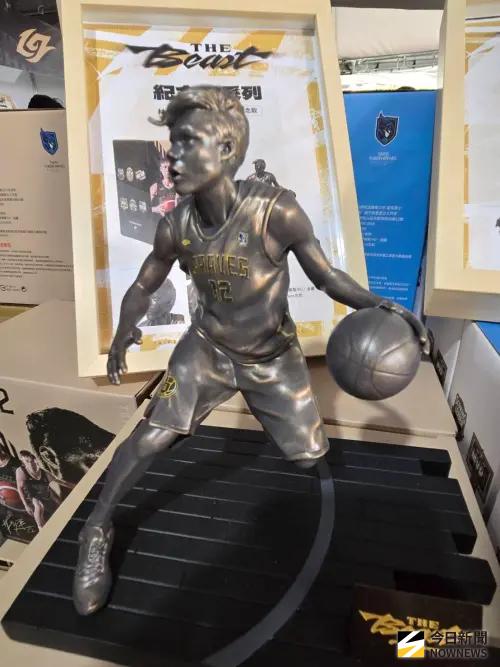 ▲林志傑雕像公仔分為三個造型，一個是運球造型，彷彿他正在使用招牌的後撤步。（圖／記者黃建霖攝）