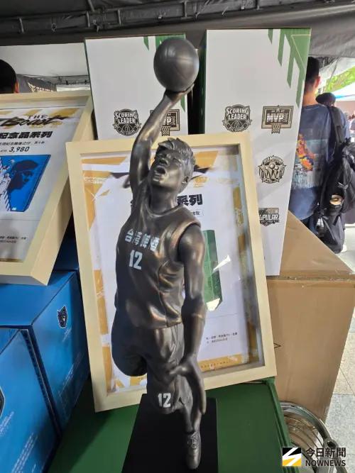 ▲林志傑雕像公仔分為三個造型，圖為灌籃造型。（圖／記者黃建霖攝）