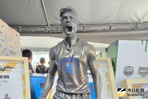 像嗎？林志傑雕像公仔臉模超霸氣　灌籃、怒吼、運球3姿勢曝光