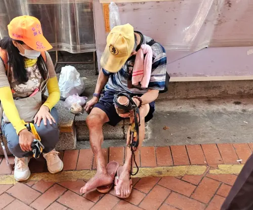 ▲勇腳伯今年提早來到白沙屯拱天宮卡位，沒想到傳出遭到店家驅趕狀況。（圖／白沙屯媽祖全球徒步聯誼會臉書）