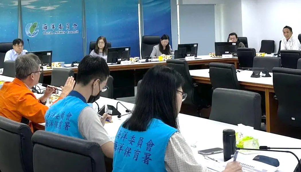 ▲海洋委員會召開海洋污染防治基金管理會第3次會議，由海洋委員會主任委員管碧玲(前排中)與海洋保育署署長陸曉筠(前排右)共同主持，期展現海洋防治戰略思維，強化預防提升應變。(圖／海洋保育署提供)