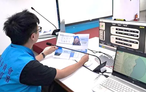 ▲操作應變資材查詢系統的海洋環境管理平台已整合上線，該系統將會針對到期前6個月的應變資材，自動發送雙重預警通知，藉由數位化管理，提升資材監控的即時性。(圖／海洋保育署提供)