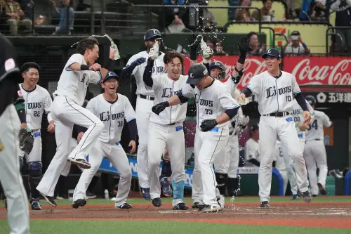 ▲延長10局下，羅德推派洋投龍恩登板，1出局後面對林安可，1好2壞情況下，林安可大棒一揮，將球掃出右外野牆外，這是林安可日職生涯首轟，也是一支再見全壘打。（圖／取自西武獅 X）