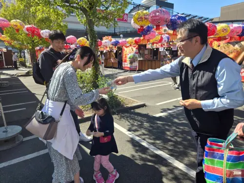 ▲ 黃偉哲親向日本民眾介紹台南農特產。（圖／南市府提供）