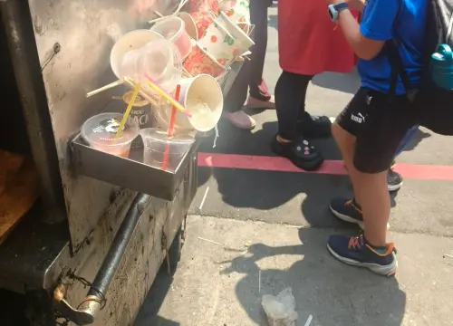 ▲白沙屯媽祖進香今晚起駕，但還沒開始周邊就傳出亂丟垃圾亂象，讓目擊民眾忍不住開嗆「拜託各位當個有素質香燈腳」。（圖／白沙屯媽祖全球徒步聯誼會臉書）