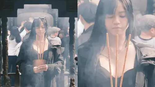 ▲Junee穿小可愛到寺廟上香，露出上半胸及腰部，線香還疑似沒有點燃。（圖／翻攝自Threads）