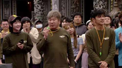 ▲胡瓜（中）與當地民眾玩起遊戲「追趕跑跳碰」。（圖／民視提供）