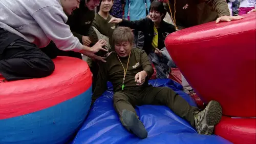 ▲胡瓜（如圖）玩遊戲跌坐在地，連鞋子都噴飛。（圖／民視提供）