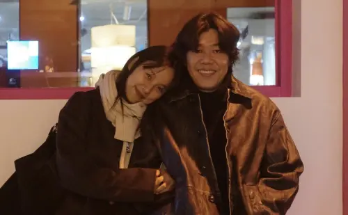 ▲李孝利（左）和老公李尚順（右）一同擔任父親的喪主，一起守在靈堂處理後事。（圖／IG@lee_hyolee）