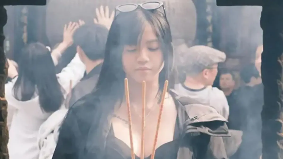 ▲網紅Junee穿小可愛到寺廟參拜，裸露胸部的行為遭輿論批判不得體、褻瀆神明。（圖／翻攝自Threads）