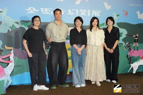 ▲嚴藝文（中）認為，《欠妳的那場婚禮》少了張孝全（左2）和蘇慧倫（右2），這齣戲就排不起來。（圖／記者嚴俊強攝影）