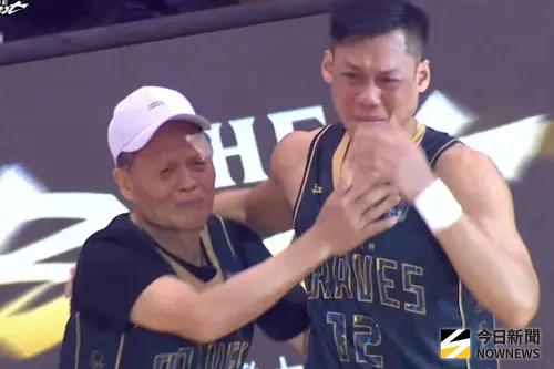 林志傑見老父開球瞬間落淚！林明德為兒子感謝貴人　全場球迷動容