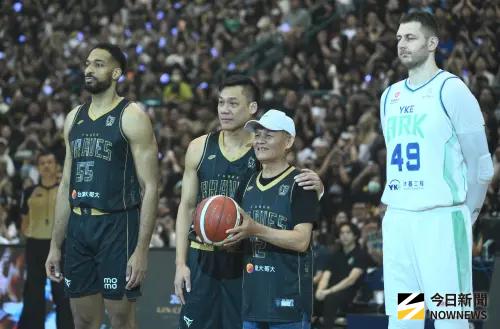 ▲看見父親林明德緩緩走進球場那一刻，這位縱橫籃壇20餘載的硬漢瞬間眼眶紅潤。（圖／記者林柏年攝）