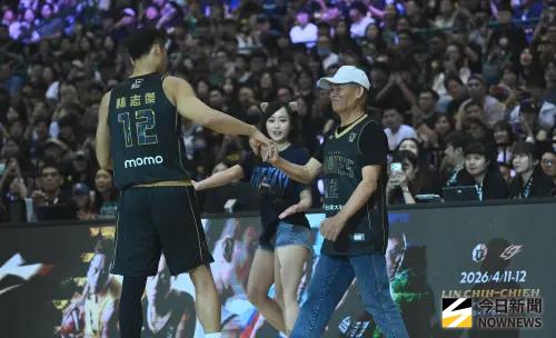 ▲林明德在接受球團訪問時，感性地為兒子向全台球迷致謝。（圖／記者林柏年攝）