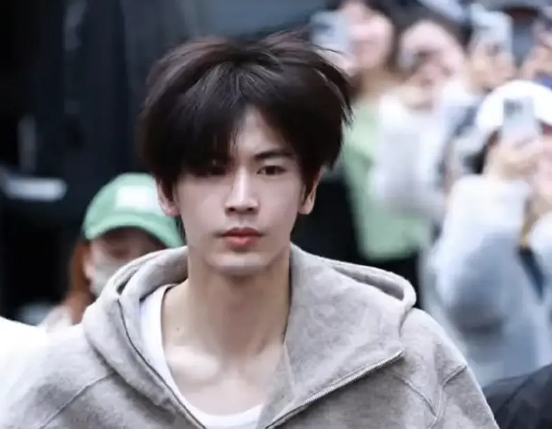 張凌赫沒粉底液也性感！素顏上班、穿吊嘎卸妝　粉絲喊：太舒服了