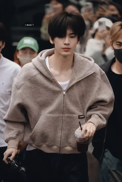 ▲張凌赫（如圖）在《歸鸞》劇組上班途中，以一件簡約的白色背心（吊嘎）加上灰色運動外套，搭配全素顏造型亮相，清爽的順毛髮型加上若隱若現淡淡鬍渣的影片，引發粉絲瘋狂截圖。（圖／翻攝自微博）