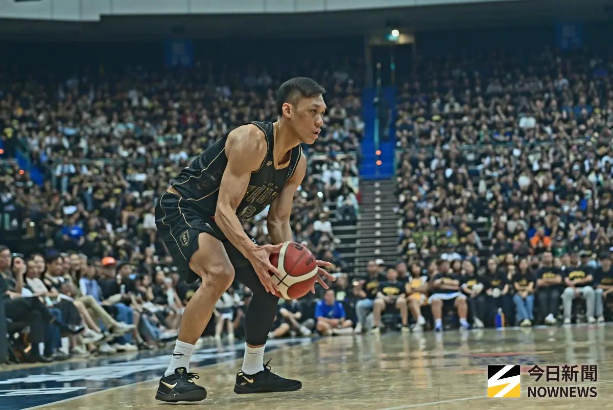 ▲林志傑在背靠背第二戰的首節比較沒有發揮，半場結束只攻進2分，勇士團隊進攻端也很慘，三分球15投僅3中，暫時以49：37落後給洋基工程。（圖／記者林柏年攝）