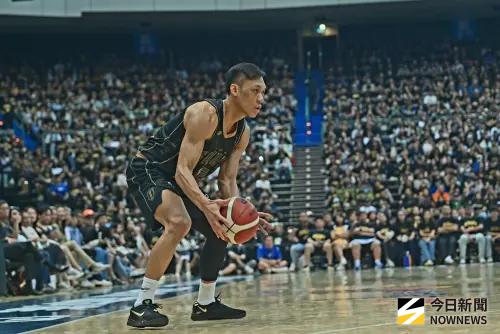 ▲林志傑在背靠背第二戰的首節比較沒有發揮，半場結束只攻進2分，勇士團隊進攻端也很慘，三分球15投僅3中，暫時以49：37落後給洋基工程。（圖／記者林柏年攝）