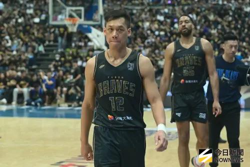 林志傑引退賽被放倒！遭李漢昇雙手拉下　小巨蛋萬名球迷驚愕爆喝