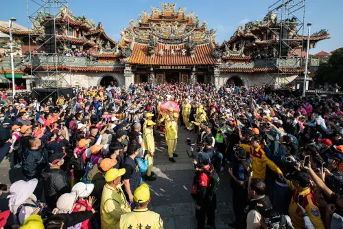 ▲原來報名不只會拿到當年的周邊商品之外，名字也會被造冊寫進吉祥疏文中，由法師稟報給媽祖祈求保佑。（圖／蔡良武提供）