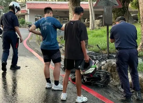 ▲ 高雄柴山3名國中生騎電動車看夕陽，途中車輛突冒煙起火燃燒，幸及時逃離無傷。（圖／翻攝畫面）