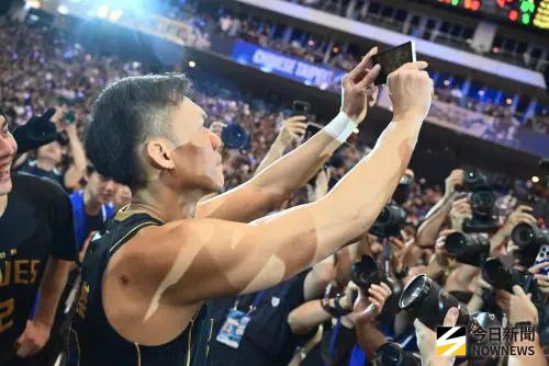 ▲林志傑賽後也拿著手機在全場破萬名高舉藍色手燈與隊友自拍，留下最令人印象深刻的畫面。（圖／記者林柏年攝）