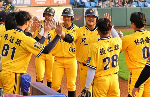 兄弟本季第1次在首局得分！陳俊秀敲出3分砲　棒打「心魔」艾菩樂