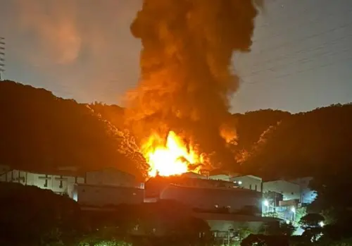 五股鐵皮工廠大火！連棟建築陷入火海　濃煙烈焰竄天恐怖畫面曝光