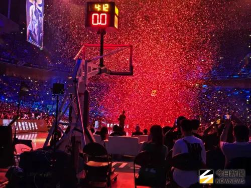 ▲林志傑退役儀式尾聲，場上噴出金色彩帶。（圖／記者黃建霖攝）