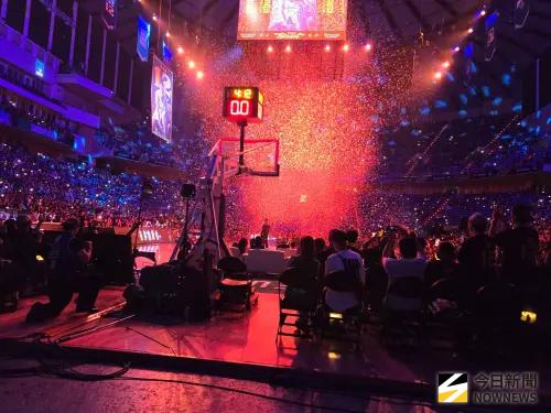 ▲林志傑退役儀式尾聲，場上噴出金色彩帶。（圖／記者黃建霖攝）