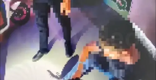 ▲ 英國籍男子在花博酒吧飲酒時順走他人洋酒，監視器全程拍下，遭安管攔下報警，竟辯稱酒醉不記得。（圖／翻攝畫面）