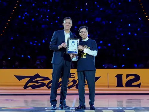 ▲蔡明忠隨後正式頒發聘書，宣告林志傑將從球場戰將轉型為球隊行政核心。（圖／富邦勇士提供）