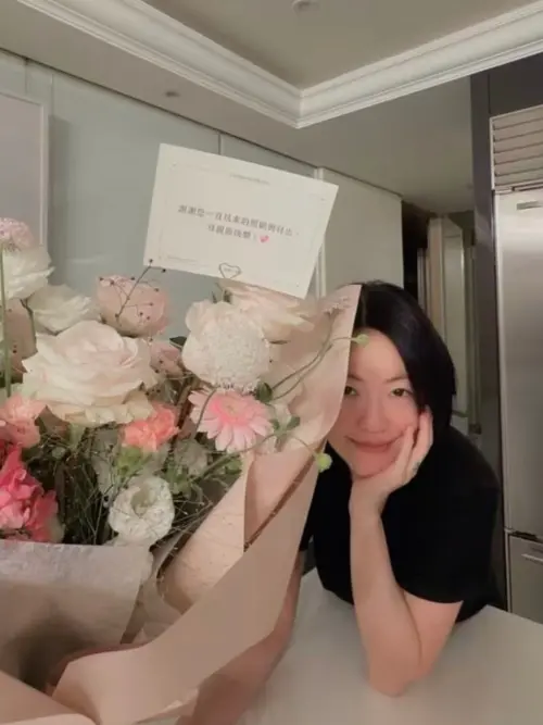 ▲小S和母親節花束合照，不忘調侃送花的許老三。（圖／Dee IG＠elephantdee）