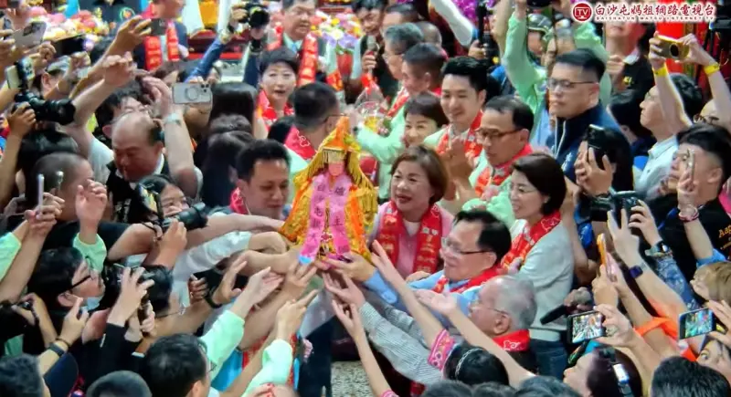 ▲藍綠政治人物接力將媽祖請上神轎。(圖/翻攝白沙屯媽祖網路電視台,2026.04.13)