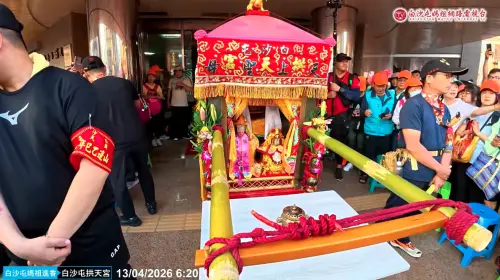 ▲粉紅超跑13日一早短暫停駕苑裡鎮農會。（圖／翻攝自YT「白沙屯媽祖網路電視台」）