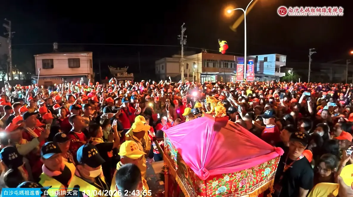 ▲▲苗栗白沙屯拱天宮媽祖昨（12）日深夜23時55分起駕，展開8天7夜、400公里徒步進香行程，現場湧入大批「橘帽綠衣」香燈腳，目前一早6時20分已來到苑裡鎮農會短暫停駕。（圖／翻攝自YT「白沙屯媽祖網路電視台」）