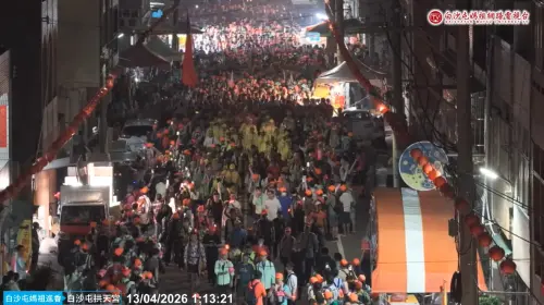 ▲今年白沙屯媽祖進香報名人數突破46萬人，創下歷史新高，現場湧入大批「橘帽綠衣」香燈腳，將街道擠得水洩不通。（圖／翻攝自YT「白沙屯媽祖網路電視台」）
