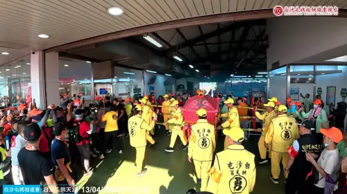 ▲▼白沙屯媽祖今日一早進入TOYOTA苑裡營業所短暫停駕，業者迅速擺設香爐與水果供品迎駕，上萬名香燈腳湧入現場，將營業所周邊擠得水洩不通，場面相當壯觀。（圖／翻攝自YT「白沙屯媽祖網路電視台」）