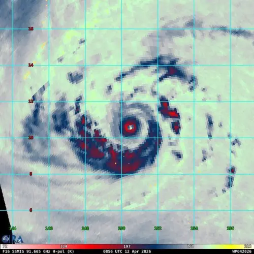 ▲辛樂克颱風結構完整，眼牆與雨帶清晰，並可能進入眼牆置換階段，未來36至48小時仍有發展空間。（圖／臉書粉專「天氣職人-吳聖宇」）