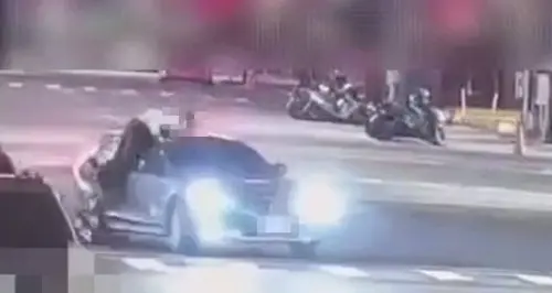 遭右轉車撞上！高雄男騎士「噴飛掛車頂」　醫師聞巨響衝現場救人