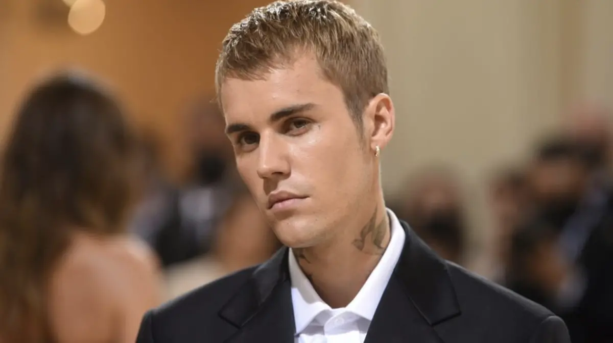 ▲歌手小賈斯汀（賈斯汀·德魯·比伯；Justin Drew Bieber；如圖）本月11日登上2026年科切拉音樂節（Coachella），《NOWNEWS今日新聞》回顧其19年演藝人生，曾一度涉毒、酒駕、偷竊入獄，又確診罕病「侖謝亨特氏症候群」（Ramsay Hunt Syndrome），演藝人生如戲。（圖／美聯社）